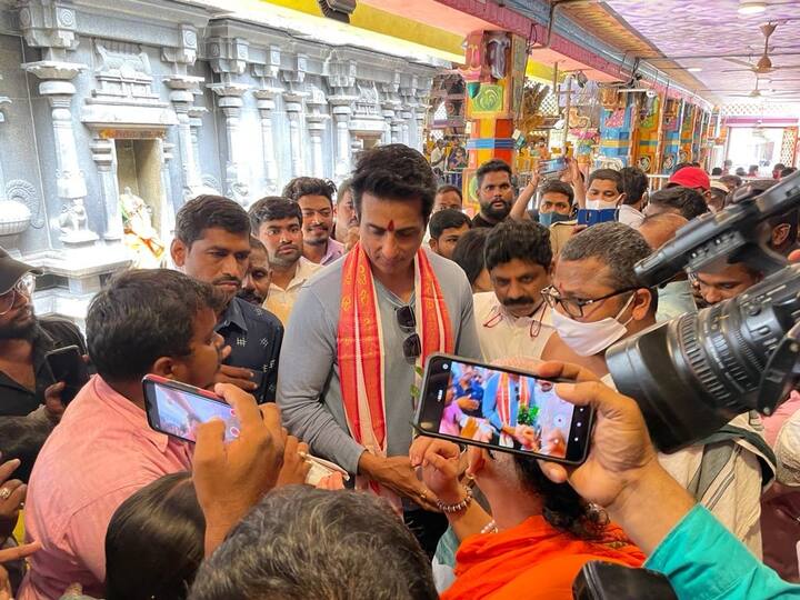 సోను సూద్ను చూసేందుకు భారీ ఎత్తున ప్రజల తరలివచ్చారు. రియల్ హీరో సోనుసూద్ అని నినాదించారు. - Image Credit: BA Raju's Team/Instagram