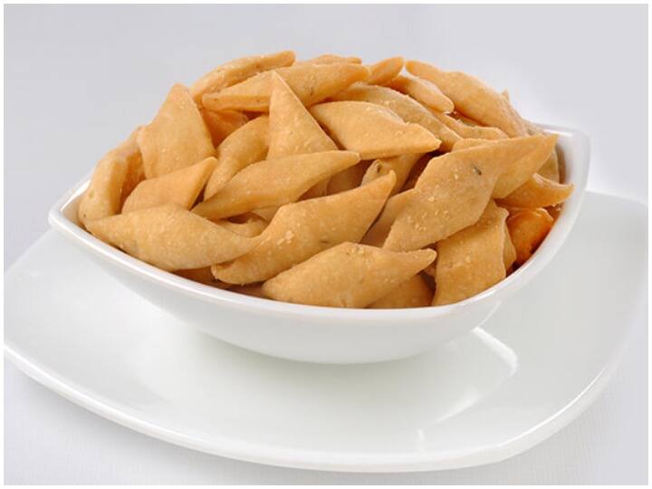 Kitchen Hacks, Cripsy Namakpare Recipe Kitchen Hacks: इस आसान ट्रिक से घर पर बनाएं क्रिस्पी नमकपारे, ये है रेसिपी