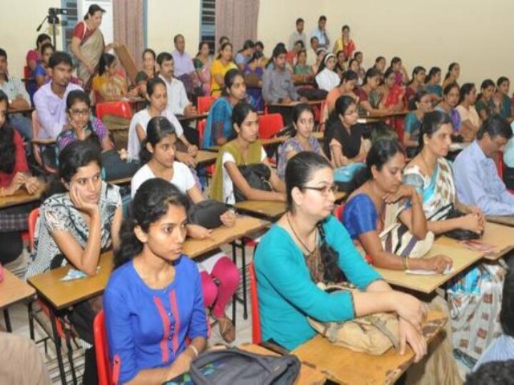 வேலூரில் நடந்த ஆசிரியர் பயிற்சி தேர்வு - ஆன்லைனில் நடத்தக்கோரி 127 மாணவர்கள் தேர்வை புறக்கணித்தனர்...!