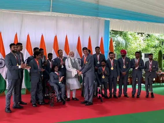 पंतप्रधानांनी विशेषत्वाने या दलाचे दुर्दम्य धैर्य आणि इच्छाशक्तीचे प्रथम कौतुक केले आणि म्हणाले की, पॅरा-क्रीडापटूंनी त्यांच्या जीवनात ज्या अगम्य अडचणींवर मात केली आहे, त्यांच्या तुलनेत ही कामगिरी कौतुकास्पद आहे. जे अंतिम यश साध्य करू शकले नाहीत, अशांचे मनोबल वाढविताना, पंतप्रधान म्हणाले की, खरा क्रीडापटू हा कधीच पराभव किंवा विजय यामध्ये अडकून रहात नाही आणि तो कायम पुढे जात राहतो.
