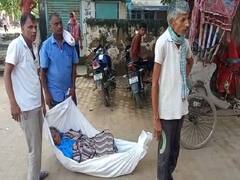 स्ट्रेचर नहीं मिला तो मरीज को बोरे पर सुला कर जांच के लिए ले गए परिजन, अस्तपाल प्रबंधक ने कही ये बात