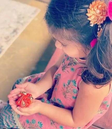 नेहा धुपीयाने देखील आपल्या मुलीचा बाप्पासह एक फोटो शेअर केला आहे.