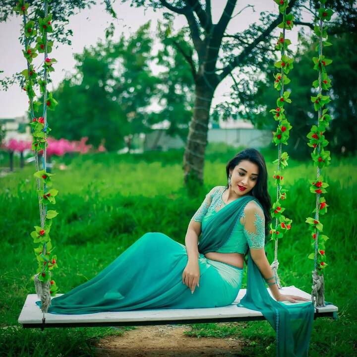 టీవీ షోలలో యాంకర్‌గా, మెంటర్‌గా చేస్తూ కూడా తనకంటూ ఒక గుర్తింపు తెచ్చుకుంది.