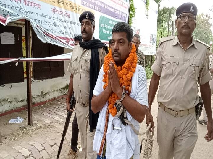 Bihar Panchayat Chunav: हाथों में हथकड़ी लगाए नामांकन करने पहुंचे निवर्तमान मुखिया, कहा- चुनाव जीत कर... Bihar Panchayat Chunav: The outgoing chief arrived to file his nomination with handcuffs, said this ann Bihar Panchayat Chunav: हाथों में हथकड़ी लगाए नामांकन करने पहुंचे निवर्तमान मुखिया, कहा- चुनाव जीत कर...