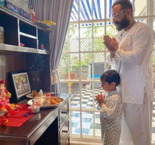 बॉलीवूड अभिनेत्री करीना कपूरच्या घरीही बाप्पाचं आगमन झालं आहे. तिने पती सैफ अली खान आणि मुलगा तैमुरसोबत बाप्पाची पूजा केली.