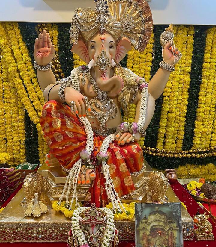 इस साल गणेश चतुर्थी पर सारा अली खान के घर पर भी विराजे हैं गणपति. जिसकी तस्वीरें अब सारा ने अपने इंस्टाग्राम पर शेयर की है.(फोटो - सोशल मीडिया)