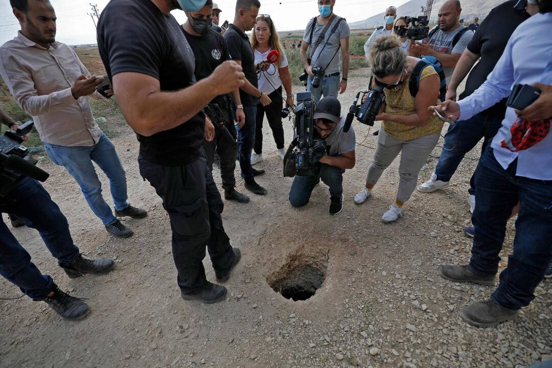 Israel Viral Video 6 Palestinian Prisoners Dig Hole in Toilet Floor With Spoon manage to Escape from Jail  Israel Viral Video : चमच्याच्या सहाय्याने खोदला बोगदा, सहा पॅलेस्टिनी दहशतवादी तुरुंगातून फरार