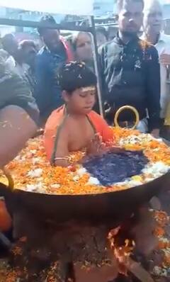 खौलते हुए पानी में आराम से बैठे बच्चे का वीडियो वायरल, जानें पूरा मामला