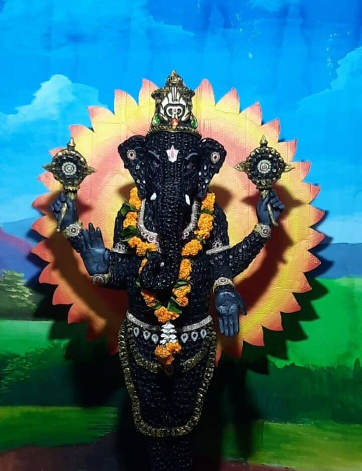 2222 జీడిపిక్కలతో ఆకట్టుకుంటున్న పార్వతీ తనయుడు. సూర్యనారాయణ స్వామి రూపంలో బాలగణపతి దర్శనం.