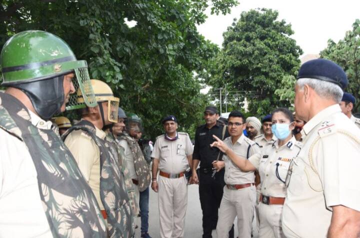 बता दें कि आंदोलनकारी किसानों की मुख्य मांग आईएएस अधिकारी आयुष सिन्हा से संबंधित है. करनाल के एसडीएम रहे सिन्हा को किसानों के 28 अगस्त के प्रदर्शन के दौरान एक टेप में पुलिसकर्मियों को कथित तौर पर यह कहते हुए सुना गया कि अगर प्रदर्शनकारी सुरक्षा तोड़ते हैं तो उनका ‘‘सिर फोड़ देना’’. किसान प्रदर्शन कर रहे थे. संयुक्त किसान मोर्चा ने का कहना है कि सिन्हा के खिलाफ हत्या का मामला दर्ज किया जाना चाहिए. किसान नेताओं की मंगलवार को बातचीत विफल होने के बाद शहर में महापंचायत हुई थी. इसके बाद धरना शुरू हुआ था.