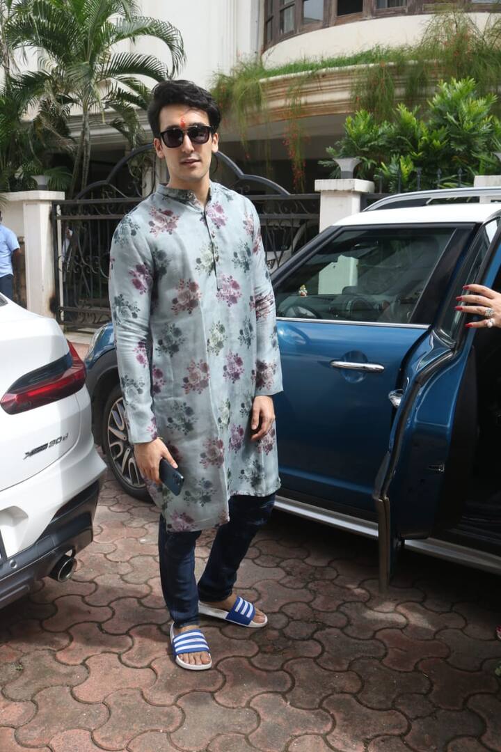 गोविंदा के बेटे के स्मार्ट लुक की चर्चा हमेशा बॉलीवुड गलियारों में होती रहती हैं. और अब गणेश उत्सव पर सामने आई ये तस्वीरें फिर से उन्हें चर्चा में ले आई है.
