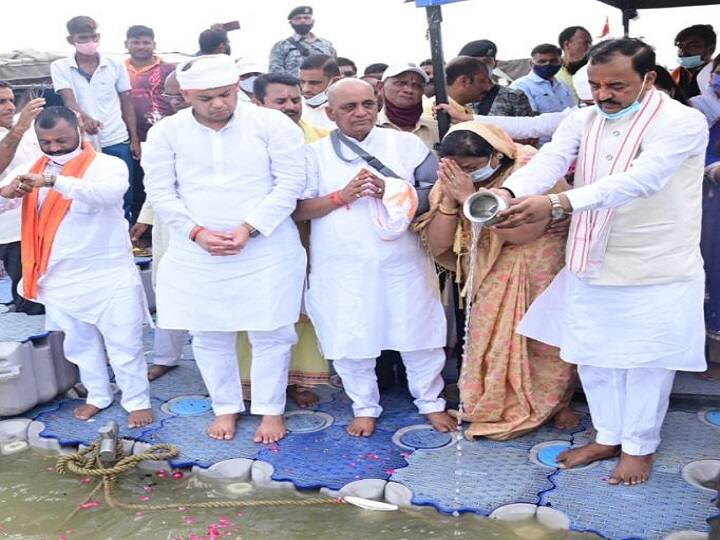 Kalyan Singh Ashes Immersed in Allahabad Sangam UP Deputy CM Keshav Prasad Maurya Presented ANN नम आंखों के बीच संगम में विसर्जित हुई कल्याण सिंह की अस्थियां, डिप्टी सीएम केशव प्रसाद मौर्य भी हुए शामिल