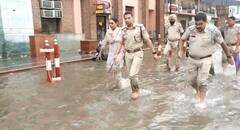 ਅੰਮ੍ਰਿਤਸਰ 'ਚ ਭਾਰੀ ਮੀਂਹ, ਹੈਰੀਟੇਜ ਸਟਰੀਟ ਬੰਨੀ ਨਹਿਰ, ਪੁਲਿਸ ਕਮਿਸ਼ਨਰ ਖੁਦ ਸੜਕ 'ਤੇ ਉਤਰੇ