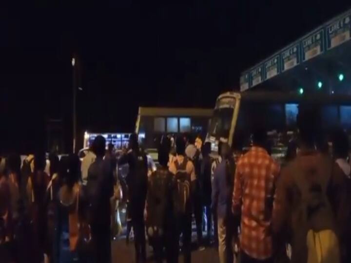 chengalpattu paranur toll gate heavy traffice passenger suffer without bus பேருந்து இல்லாமல் பரனூர் சுங்கச்சாவடியில் விடிய விடிய காத்திருந்த பயணிகள்!