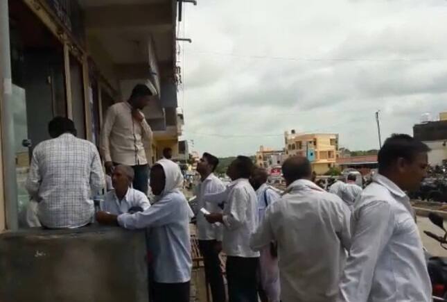 Latur Queues of farmers to file application for crop insurance loss Crop insurance | आधी पावसाचा फटका आता नुकसान अर्ज दाखल करण्यासाठी रांगा; बळीराजा मागचं शुक्लकाष्ठ संपेना