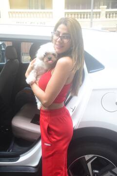 Talk Of The Town: रेड ड्रेस पहने बेहद जबरदस्त लुक में घर से निकली ये हीरोइन, क्या पहचान पा रहे आप इन्हें