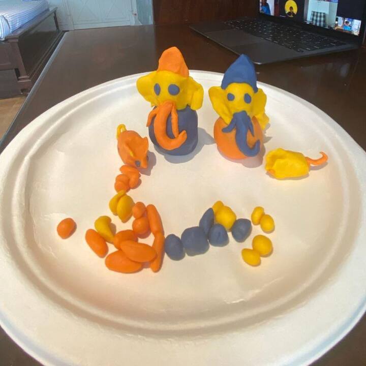 वहीं, करीना द्वारा इन्स्टाग्राम पर शेयर की गई दूसरी तस्वीर काफी इंट्रेस्टिंग है. इस तस्वीर में मिट्टी से बनाए गणपति दिखाई दे रहे हैं जिन्हें खुद तैमूर ने अपने हाथों से बनाया है. वहीं, एक्ट्रेस द्वारा शेयर की गई तीसरी तस्वीर में सैफ और तैमूर दिखाई दे रहे हैं जो भगवान गणेश के सामने हाथ जोड़कर खड़े हुए हैं.