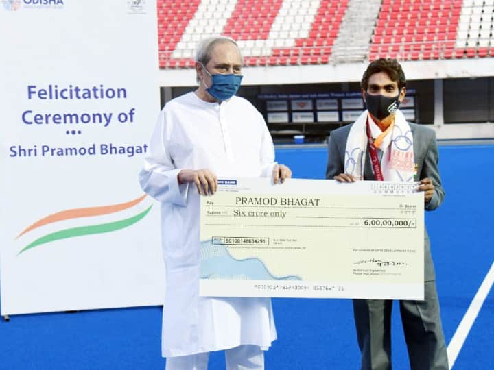 Tokyo Paralympics: Odisha CM Naveen Patnaik Presents Rs 6 Crore Cash Award To Gold Medalist Shuttler Pramod Bhagat Tokyo Paralympics: Odisha CM Naveen Patnaik Presents Rs 6 Crore Cash Award To Gold Medalist Shuttler Pramod Bhagat