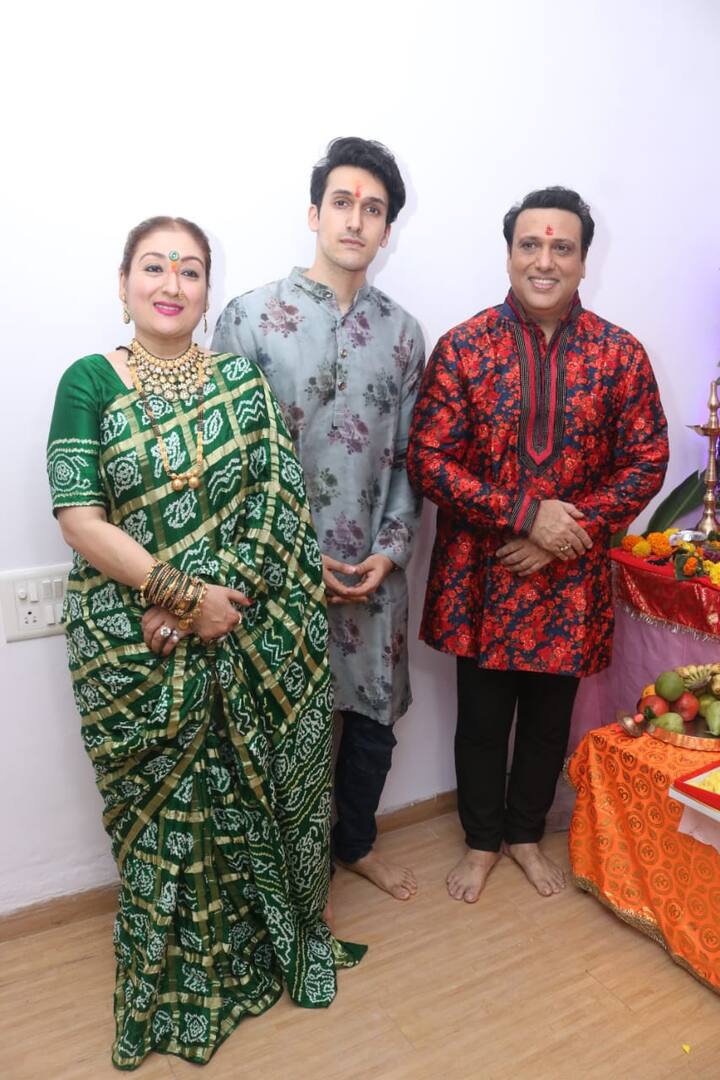मां सुनीता आहूजा और पिता गोविंदा के साथ आज यशवर्धन गणेश उत्सव में शामिल हुए जहां उन्होंने ट्रेडिशनल अटायर पहना हुआ था.