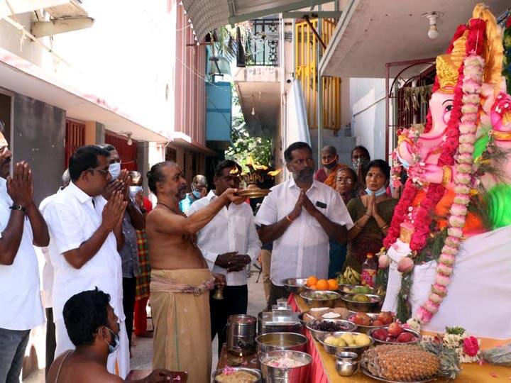 In Thanjavur, people belonging to Hindu organizations placed Ganesha statues in 7 places in violation of the ban தஞ்சாவூரில் தடையை மீறி 7 இடங்களில் வைக்கப்பட்ட விநாயகர் சிலைகள்...!