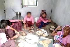 Ballia Viral Video: छात्राएं पढ़ने आईं, मास्टर जी ने रोटियां बिलवा दीं ! | Hindi News