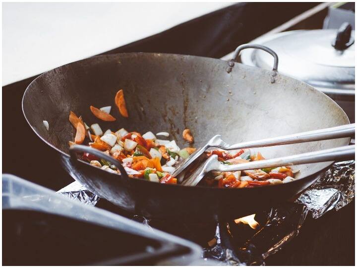 Kitchen Hacks: लोहे की कढ़ाही में भूलकर भी ना पकाएं ये चीजें, हो सकता है सेहत को नुकसान Kitchen Hacks, Do Not Cook These Things even by forgetting in an Iron skillet And Avoid Cooking These Foods In An Iron Kadhai Kitchen Hacks: लोहे की कढ़ाही में भूलकर भी ना पकाएं ये चीजें, हो सकता है सेहत को नुकसान