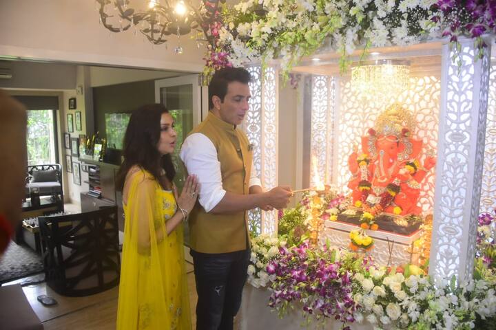 कोरोना काल में हर किसी का दुख हरने की पूरी कोशिश करने वाले सोनू सूद भी बप्पा का आशीर्वाद पाने के लिए उन्हें घर लेकर आए हैं.