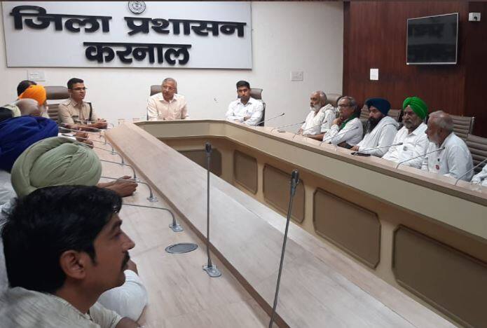 करनाल में आईएएस अधिकारी आयुष सिन्हा के खिलाफ कार्रवाई को लेकर किसानों का आंदोलन शुक्रवार को लगातार चौथे दिन भी जारी रहा. हालांकि जिला प्रशासन से हुई बैठक के बाद संकेत मिले हैं कि शनिवार को किसानों का करनाल में मिनी सचिवालय के पास धरना खत्म हो सकता है.