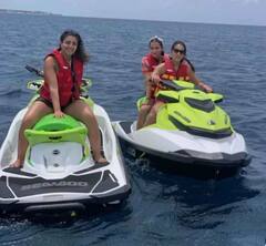 Sara Ali Khan ने गर्ल गैंग के साथ Maldives में की मस्ती, देखें वायरल तस्वीरों में एक्ट्रेस के अंदाज़