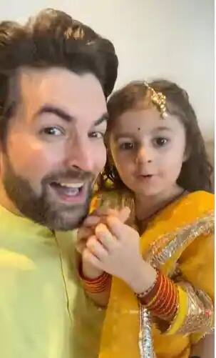 निल नितीन मुकेशच्या घरी देखील गणरायाचे आगमन झाले असून त्याने पारंपारिक वेशभूषेतील आपल्या मुलीसोबतचा फोटो शेअर केला आहे.