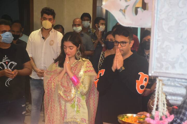 इस तस्वीर में आप भूषण कुमार और दिव्या खोसला कुमार को पूजा करते देख सकते हैं. (Photo Credit: Manav Manglani)