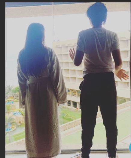 आपको बता दें कि अरहान पिछले साल अगस्त में ही पढ़ाई के लिए विदेश गये हैं. इसकी जानकारी मलाइका ने खुद सोशल मीडिया पर दी थी. उन्होंने अरहान की एक फोटो शेयर करते हुए लिखा था, चूकिं हम दोनों एक नई जर्नी शुरू कर रहे हैं, हमारे अंदर नर्वसनेस, डर, एक्साइटमेंट, दूरी और नए अनुभवों को लेकर खुशी है. मैं बस इतना जानती हूं कि मैं अरहान तुम्हारे लिए प्राउड फील करती हूं. यही वो समय है जब तुम अपने पंख फैलाकर अपने सपने पूरे कर सकते हो.