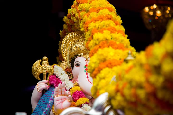 श्री कसबा गणपती सार्वजनिक गणेशोत्सव मंडळाच्या श्रींची प्राणप्रतिष्ठा सकाळी ११ वाजून ३८ मिनिटांनी होणार आहे.पुण्याचे खासदार गिरीश बापट यांच्या हस्ते होणार आहे.त्याआधी मोजक्या पदाधिकाऱ्यांच्या उपस्थितीत परंपरेप्रमाणे श्रींची मूर्ती पालखीतून उत्सव मंडपात आणण्यात येईल मंडळाच्या फेसबुक पेजवर दर्शन आणि लाईव्ह कार्यक्रम पाहता येणार आहे...