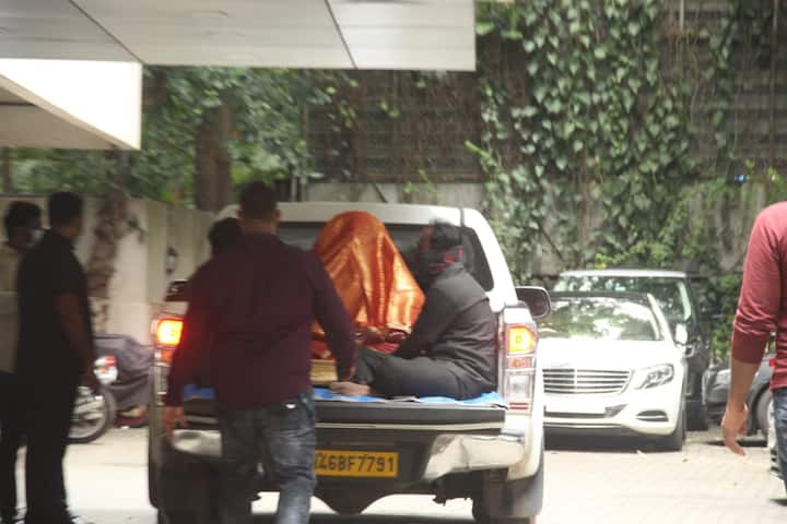 मायानगरी मुंबई की फिल्म इंडस्ट्री के सितारे भी बप्पा के बड़े भक्त हैं और हर साल अपना स्टारडम भूल पूरे आदर से गणपति को घर लाते हैं.