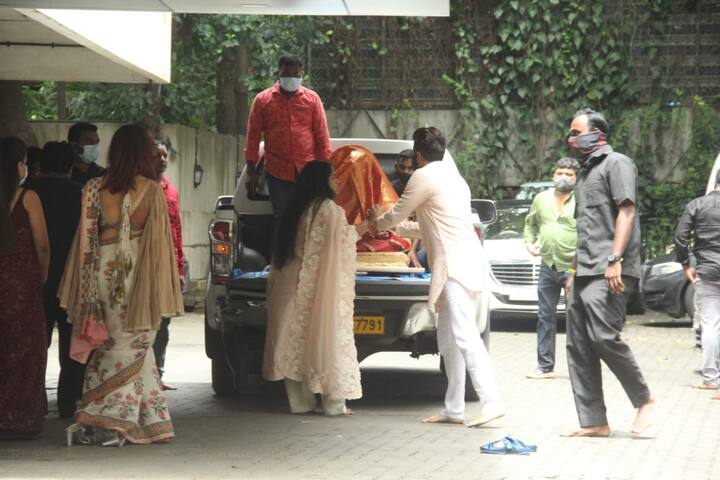 फिल्म अभिनेता सोहेल खान ने भी अपने घर पर गणपति को स्थापित किया. और इस मौके पर रितेश देशमुख और जेनेलिया डिसूजा भी बप्पा का स्वागत करने के लिए मौजूद दिखे.