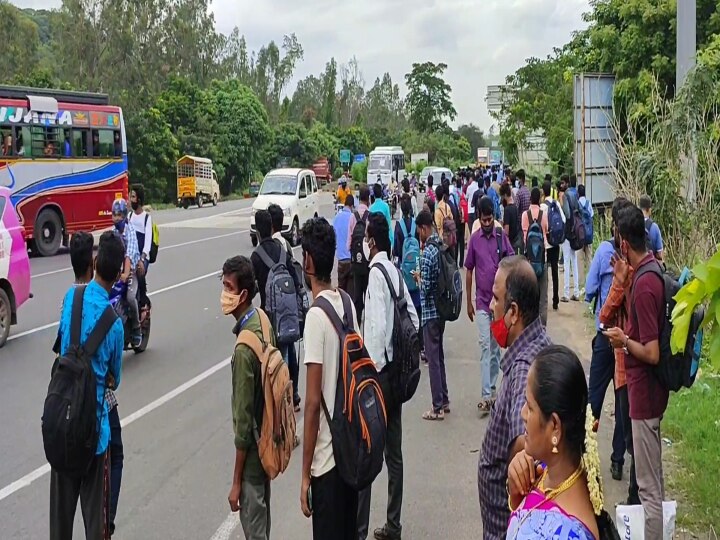 பேருந்து இல்லாமல் பரனூர் சுங்கச்சாவடியில் விடிய விடிய காத்திருந்த பயணிகள்!