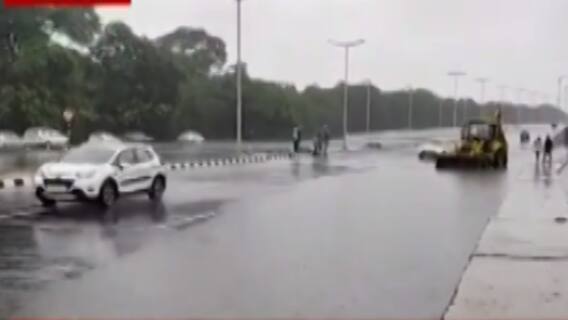 ગાંધીનગરઃધોધમાર વરસાદથી આ રોડ પર ભરાયા પાણી, ડિવાઈડર તોડવા પડ્યા