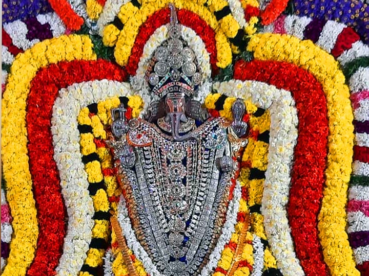 புதுச்சேரி மணக்குள விநாயகர் கோயிலில் உற்சவருக்கு தங்க கவசத்தால் அலங்காரம்...!