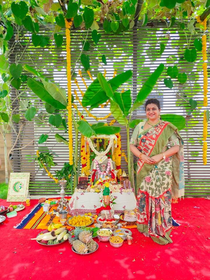 శాస్త్రోక్తంగా మట్టి వినాయక గణపతిని అలంకరించి పండితులు చెప్పిన మంత్రాలు జపిస్తూ ప్రత్యేక పూజలు చేశారు.