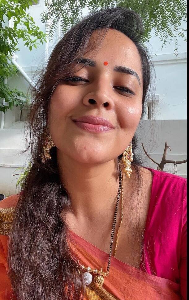 'జబర్దస్త్' షో ద్వారా తెలుగువారికి దగ్గరైన అనసూయ అతి తక్కువ కాలంలోనే మంచి నటిగా పేరు తెచ్చుకుంది.