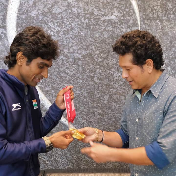 టోక్యో నుంచి తిరిగి భారత్ వచ్చిన అనంతరం ప్రమోద్ ముంబయిలో సచిన్ను కలిశాడు. సచిన్ను కలవడం తన చిన్ననాటి కల అని ఈ సందర్భంగా ప్రమోద్ తెలిపాడు. Image Credit/ Sachin Tendulkar Facebook