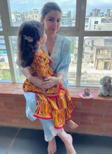 सोहा अली खानने देखील आपल्या लाडक्या लेकीसोबतचा बाप्पाचा फोटो शेअर केला आहे.