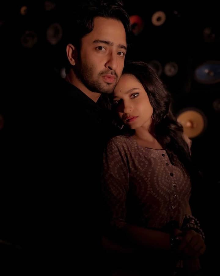 इस लेटेस्ट फोटोशूट में अंकिता और शहीर दोनों एक दूसरे के साथ रोमांटिक पोज देते दिखाई दे रहे हैं.