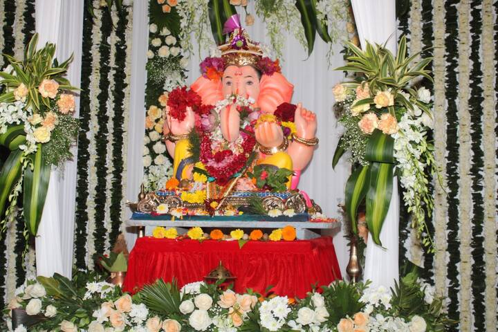 गणपति बप्पा मोरया, मंगल मूर्ति मोरया.....मुंबई ही नहीं बल्कि इन दिनों पूरे महाराष्ट्र में ही गणेश उत्सव की धूम है. धूम हो भी क्यों ना गणपति खुद श्रद्धालुओं के घर जो आ रहे हैं.
