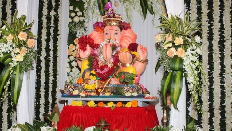 Jai Ganesh Aarti: गणपति की स्थापना के बाद करें 'जय गणेश, जय गणेश, जय गणेश देवा' की आरती, बनेंगे सब काज ganesh aarti jai ganesh deva or sindoor lal chadhayo after ganesh sthapna on ganesh chaturthi 2021 ganesh aarti lyrics in hindi Jai Ganesh Aarti: गणपति की स्थापना के बाद करें 'जय गणेश, जय गणेश, जय गणेश देवा' की आरती, बनेंगे सब काज