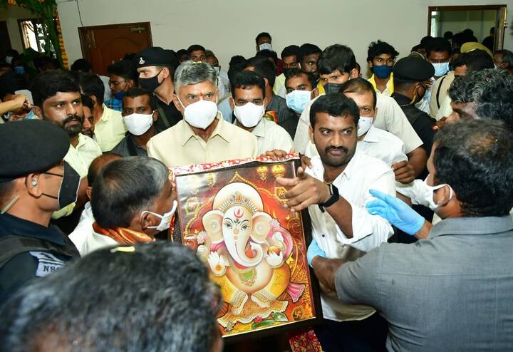 ఈ కార్యక్రమంలో తెదేపా జాతీయ అధ్యక్షుడు చంద్రబాబు నాయుడు పాల్గొన్నారు. Photo Credit/Telugu Desam Party Facebook