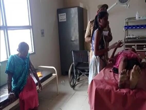 Acid Attack in Gorakhpur: नशेबाज पति ने पत्नी और बेटियों पर फेंका एसिड, गंभीर रूप से झुलसीं Acid Attack in Gorakhpur: नशेबाज पति ने पत्नी और बेटियों पर फेंका एसिड, गंभीर रूप से झुलसीं