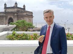 Alex Ellis In Mumbai: डोसा के बाद ब्रिटिश हाई कमिश्नर ने मुंबई के वड़ा पाव का लिया स्वाद, ट्विटर पर ऐसे आए कमेंट्स