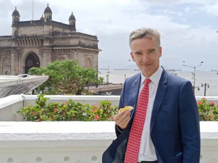 British High Commissioner Alex Ellis Test Mumbai Vada Pav After Masala Dosa Alex Ellis In Mumbai: डोसा के बाद ब्रिटिश हाई कमिश्नर ने मुंबई के वड़ा पाव का लिया स्वाद, ट्विटर पर ऐसे आए कमेंट्स