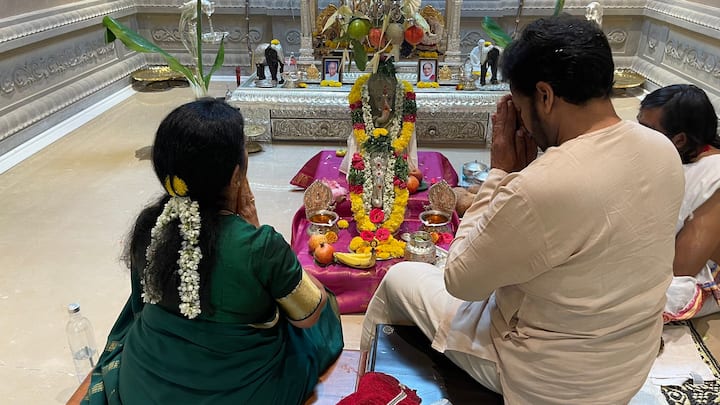 భార్య సురేఖతో కలిసి ఆయన వినాయక పూజను నిర్వహించారు.